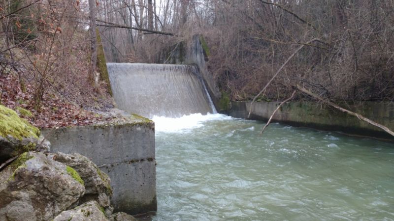 Photo d'un seuil rampe en béton en vue du rétablissement de la continuité écologique