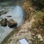 Vue sur un carnet de note devant la rivière Suran dans l'Ain